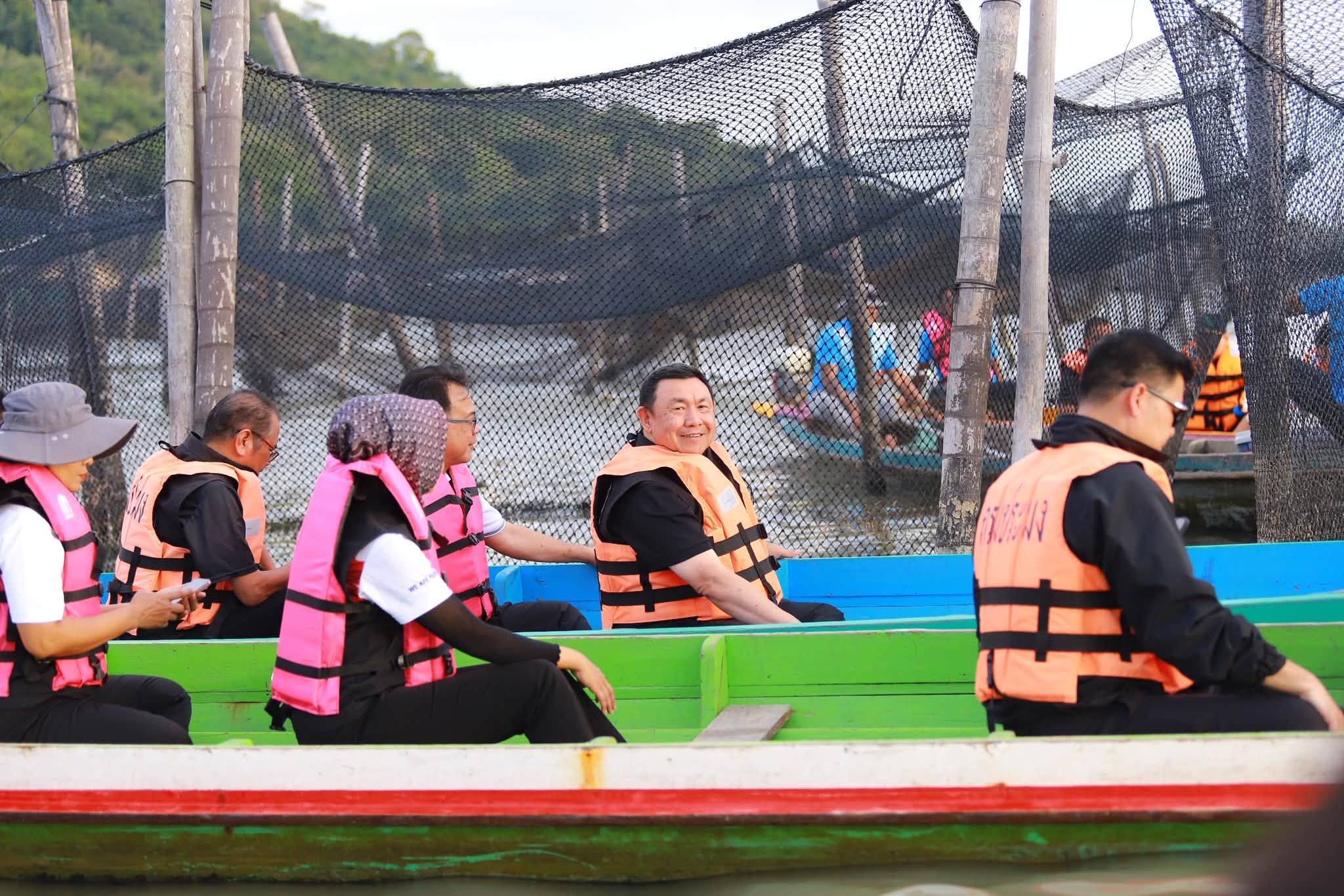 title - รมช.เกษตรฯ - ส.ป.ก. ลงพื้นที่เกาะยอ รับฟังผู้เลี้ยงปลากะพงสามน้ำ มุ่งยกระดับสินค้า GI เพิ่มมูลค่าเศรษฐกิจชุมชน 